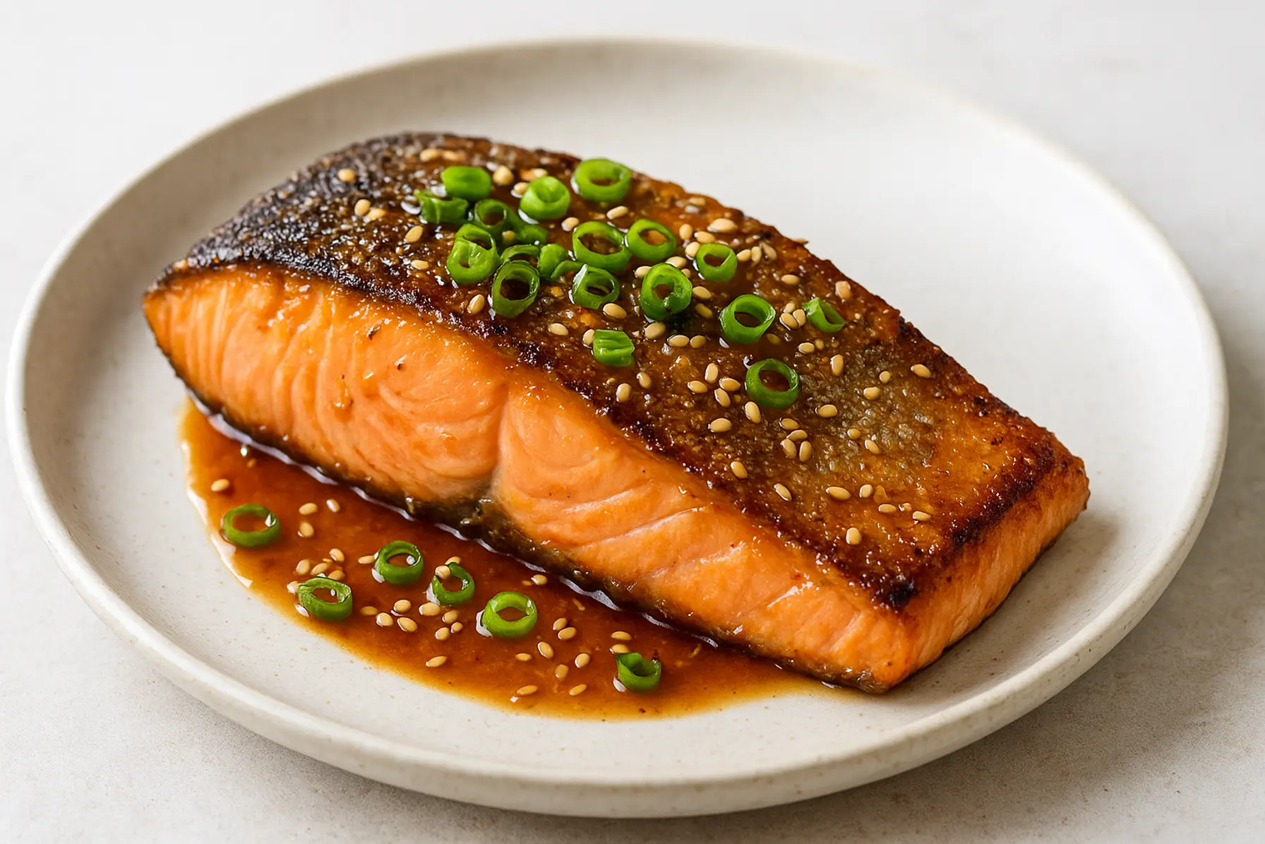 Laks i vandbad med miso, sesam og forårsløg