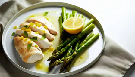 Langtidsmør kyllingebryst med dampede asparges og citronvinaigrette