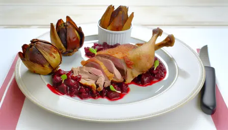 Mør andeconfit med syrlig kirsebærsauce