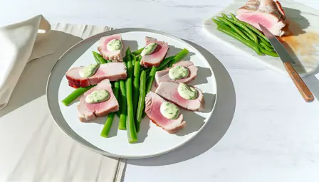 Rosa nakkefilet med cremet selleripuré og dampede grønne bønner